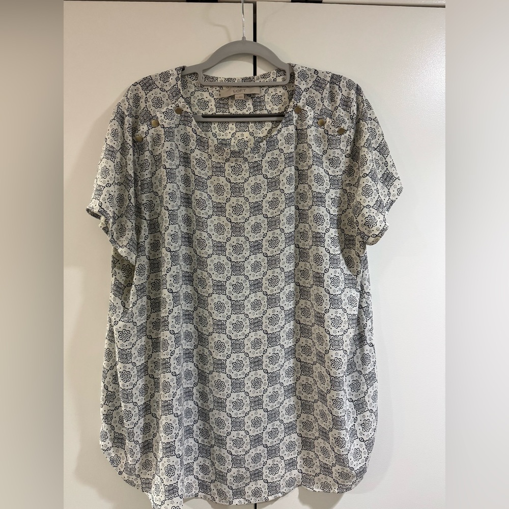 Loft - Short Sleeve White/Blue Floral Scoop Neck Size XL